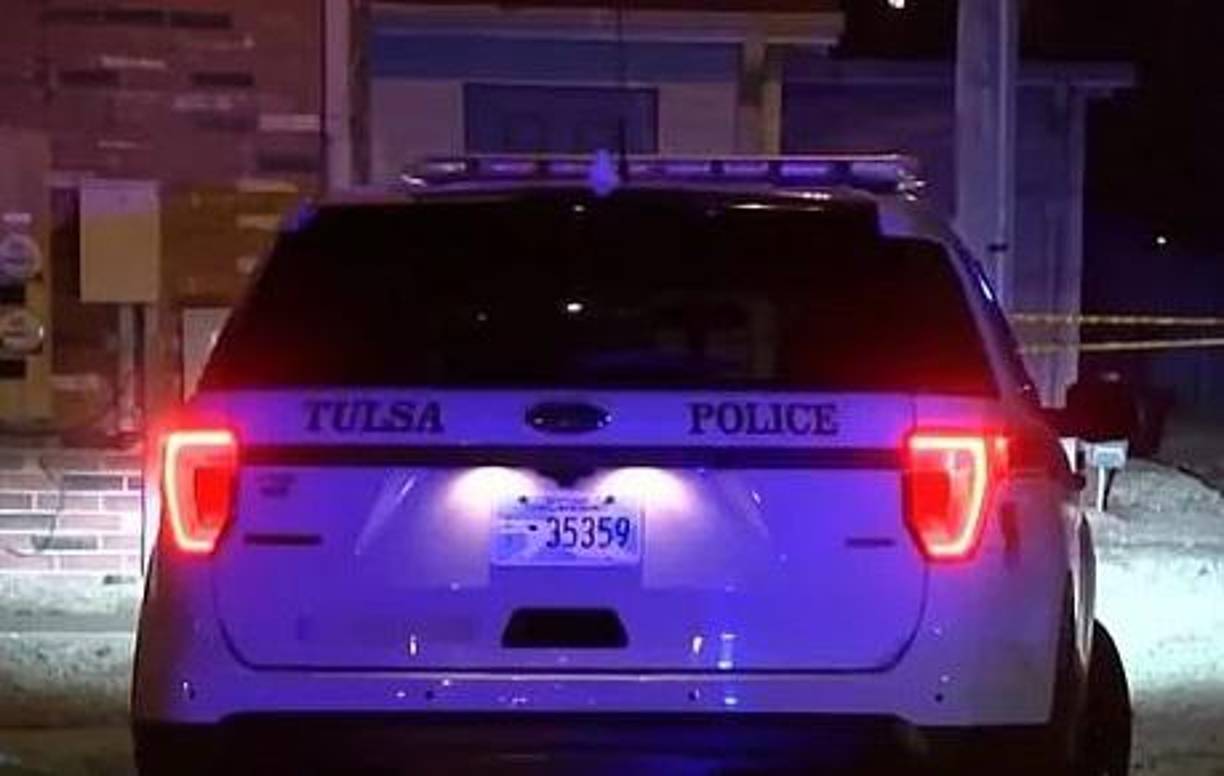 La menor luego lleva al oficial hacia el lugar donde arrojó el cuchillo con el que apuñaló a su hermano mientras repite “lo siento mucho”.