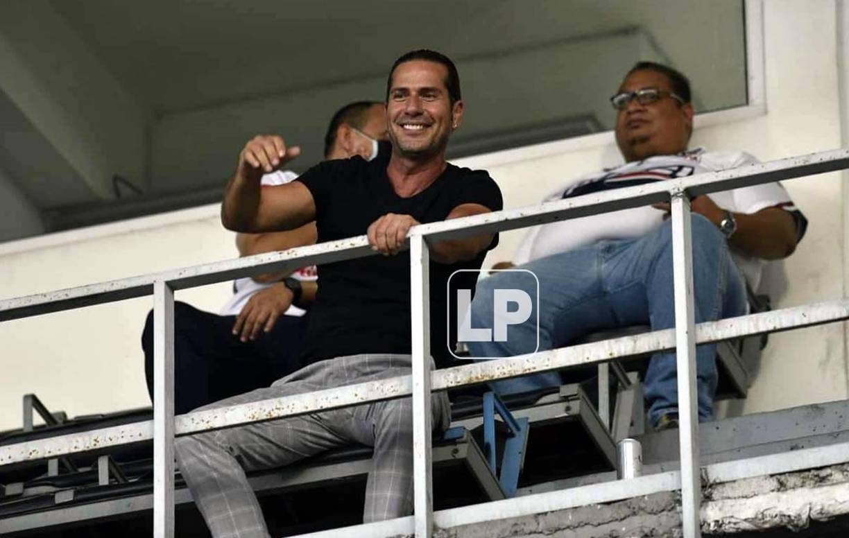 El famoso actor colombiano Gregorio Pernía, mejor conocido como ‘El Titi‘ por su papel en la exitosa telenovela ‘Sin senos no hay paraíso‘, sorprendió apareciendo en el estadio Morazán para ver el Clásico.