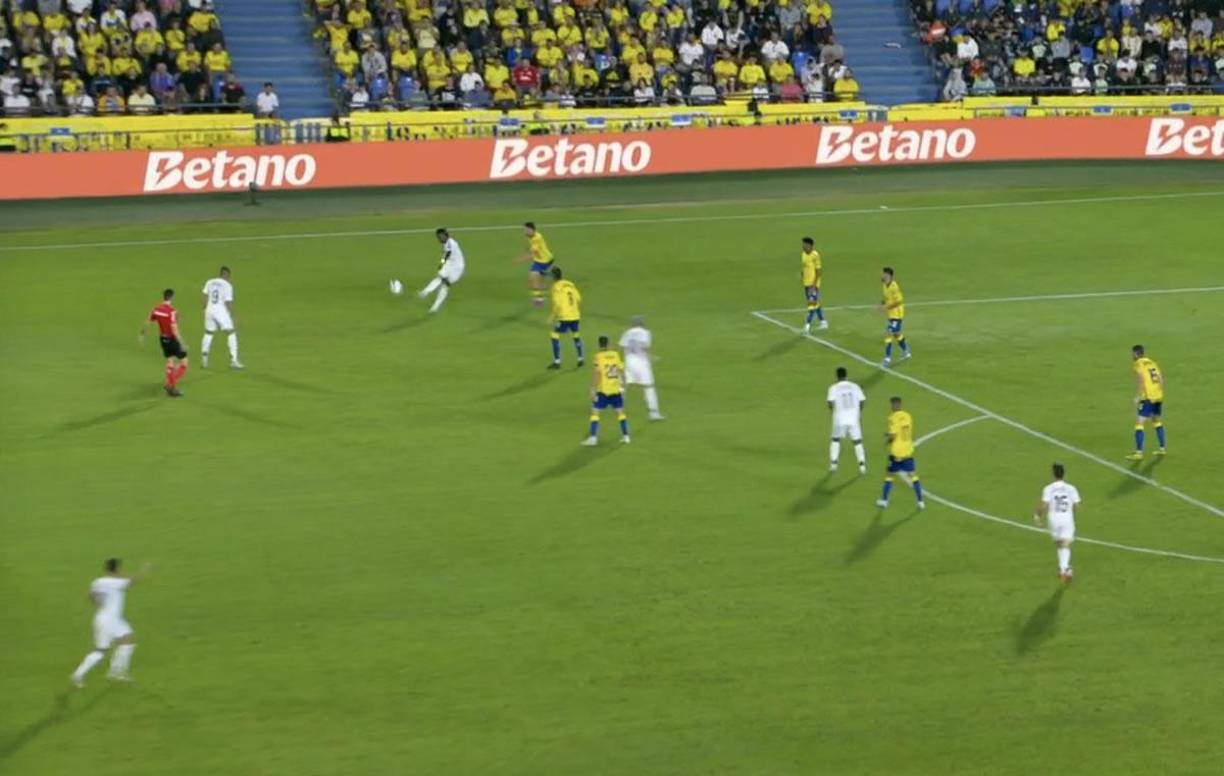 En un lance del partido en el segundo tiempo, Mbappé le pidió el balón a Vinicius estando cerca, pero el brasileño lanzó un pase largo buscando a Lucas Vázquez y el balón se fue al saque de banda.