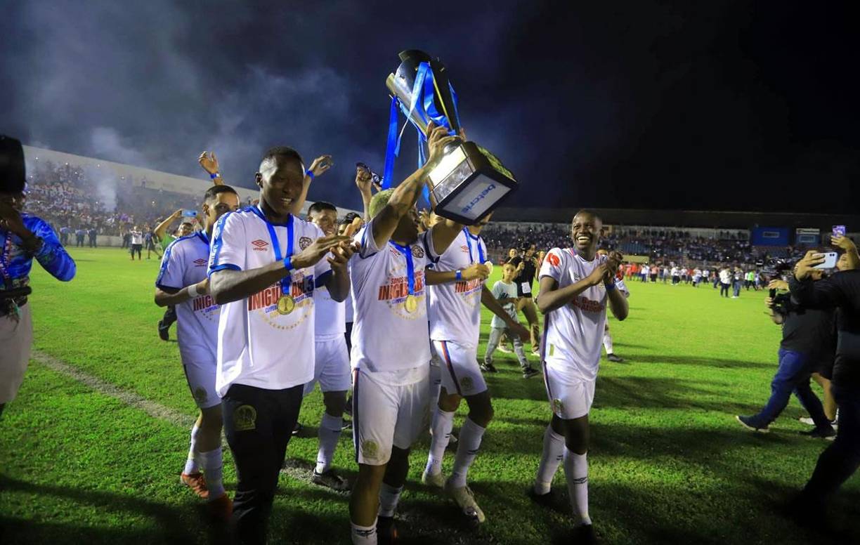La vuelta olímpica de los jugadores del Olimpia con la Copa 35.