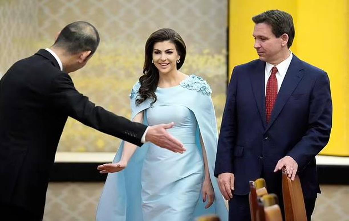 <b>Casey</b> <b>DeSantis</b>, tan conservadora como su marido, ha recibido incluso el apodo de “cogobernadora” por lo mucho que se implica en cada decisión.