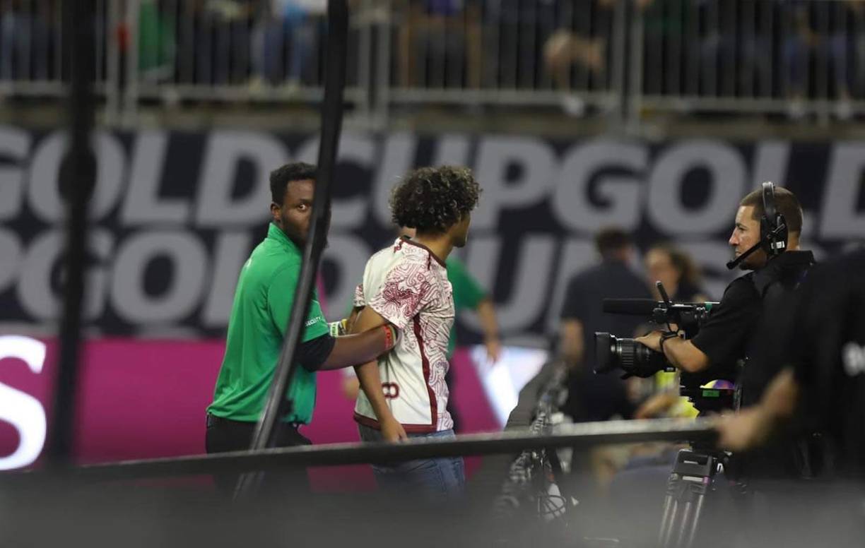 Los miembros de seguridad del NRG Stadium sacaron al invasor del campo.