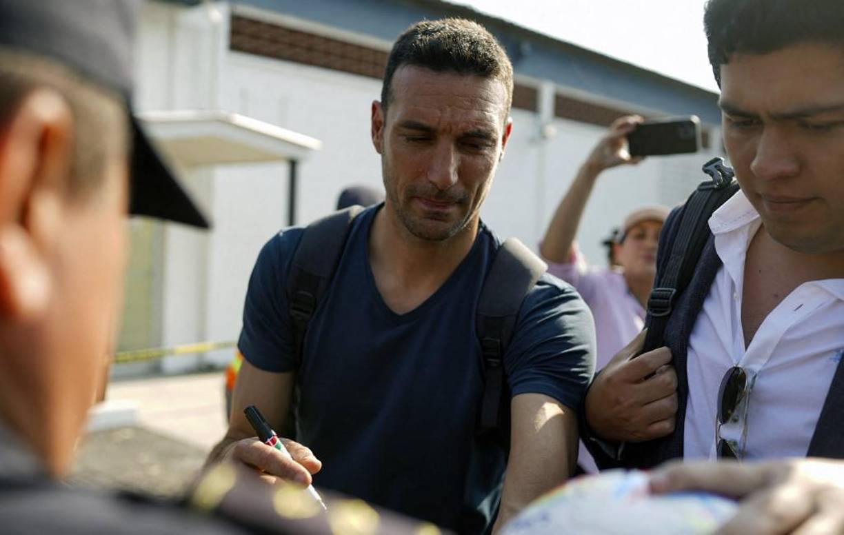 Scaloni aterrizó en El Salvador desde el sábado en horas de la tarde. Su arribo fue en el aeropuerto de Ilopango..