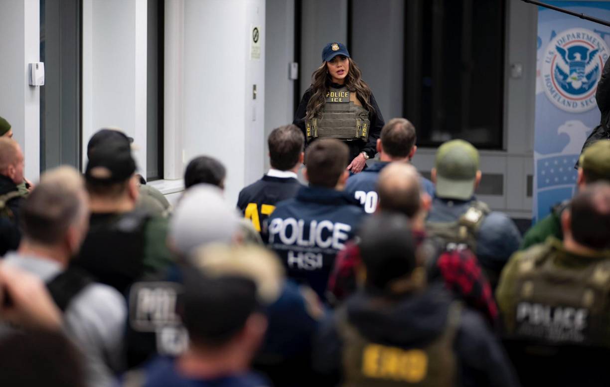 La nueva secretaria de Seguridad Nacional de Estados Unidos, Kristi Noem, dirigió este martes en persona las primeras redadas de inmigrantes que tienen lugar en Nueva York, una de las ciudades “refugio” del país en las que el presidente estadounidense Donald Trump tiene puesto el foco.