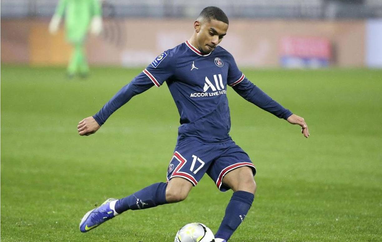 Colin Dagba - Al defensa francés le quedan dos años de contrato (hasta junio de 2025) y Luis Enrique lo mandaría a otro club para sumar minutos.