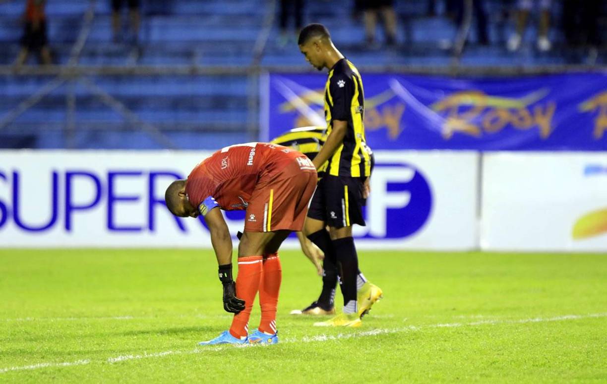 La tristeza de los jugadores del Real España tras perder el derbi sampedrano.