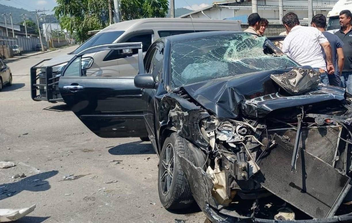 Cuatro personas que iban a bordo del vehículo resultaron gravemente heridas. 