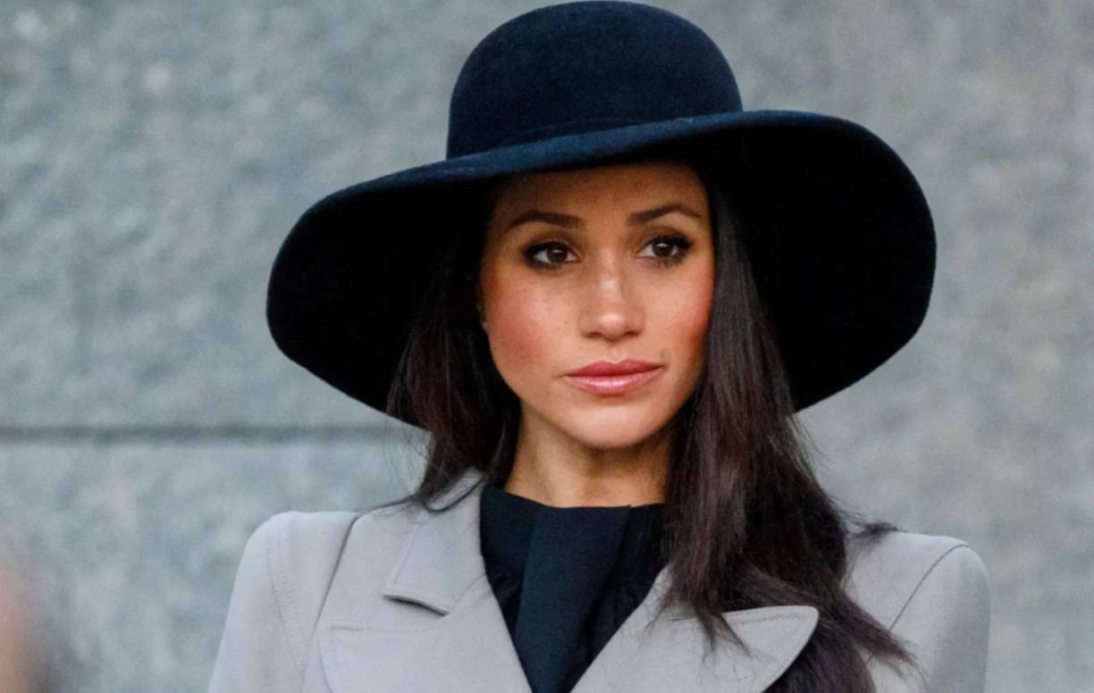 Meghan Markle causó furor en redes sociales al aparecer en un video para una charla Ted con un radical cambio de look a pocos días de la coronación del rey Carlos III en el Reino Unido a la que la duquesa de Sussex no asistirá.