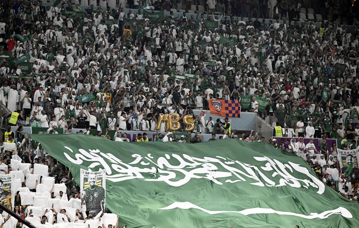 La bandera de Arabia Saudita también entre los aficionados en el estadio Lusail de Doha.