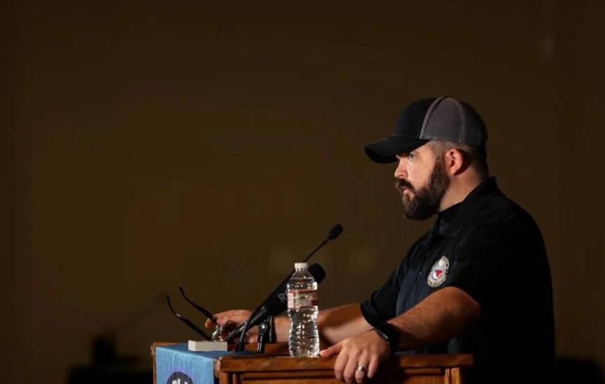 El jefe de la Policía de Everman, Texas, Craig Spencer, dijo que el cobertizo se había convertido en un gran espacio de una sola habitación en el que vivían las nueve personas de la familia.