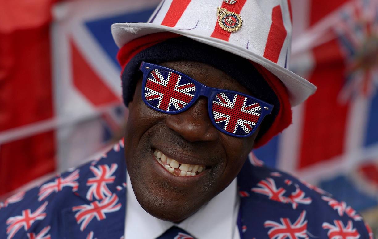 Felicidad y buen ambiente se vive en Londres, sobretodo con personas mayores, ya que según una encuesta de la BBC, la monarquía parece tener un problema para atraer a los jóvenes. Mientras que el 78 % de las personas mayores de 75 años apoyan a la monarquía, solo el 32 % de las personas de entre 18 y 24 años piensa igual. Más personas dentro de este grupo (38 %) preferiría tener un jefe de Estado elegido que una monarquía, aunque el 30 % no tenía un opinión clara al respecto.