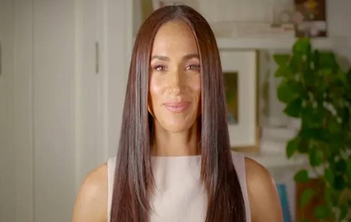 La piel de Meghan también luce más iluminada y radiante. Usuarios de Twitter afirmaron que la ex actriz estadounidense pudo someterse ha tratamientos quirúrgicos pero expertos consultados por las revistas de moda no pudieron confirmar esta aseveración.