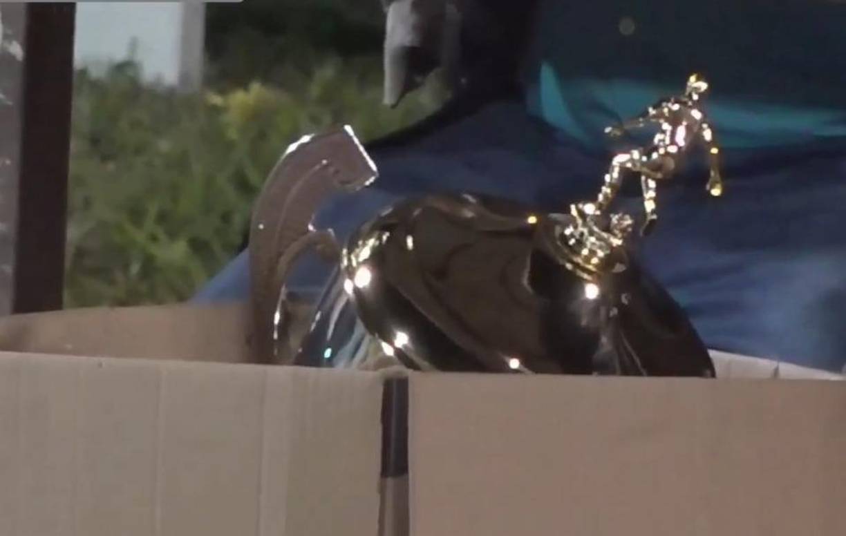 El trofeo para el campeón de Segunda División estuvo en una caja como cualquier cosa.