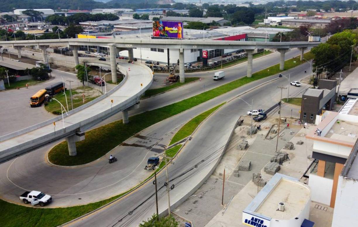 El moderno intercambiador del este es la obra más reciente habilitada en este cuadrante de la ciudad. Desde noviembre de 2022 está en uso y alivia la carga que viene del sur y cruza por la 33 calle hasta llegar al bulevar del este.