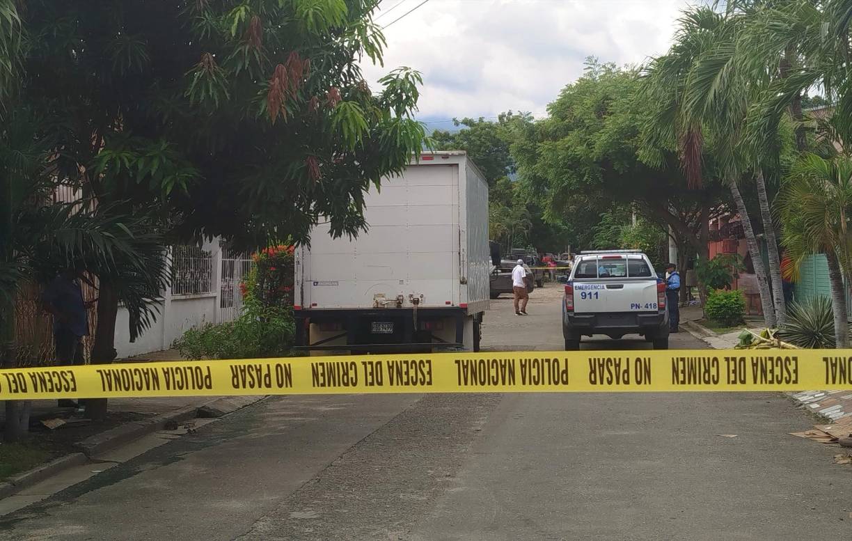 La Policía Nacional llegó a la escena del asesinato para levantar las primeras pesquisas. Revisarán cámaras de seguridad del sector para dar con el paradero del hechor. 