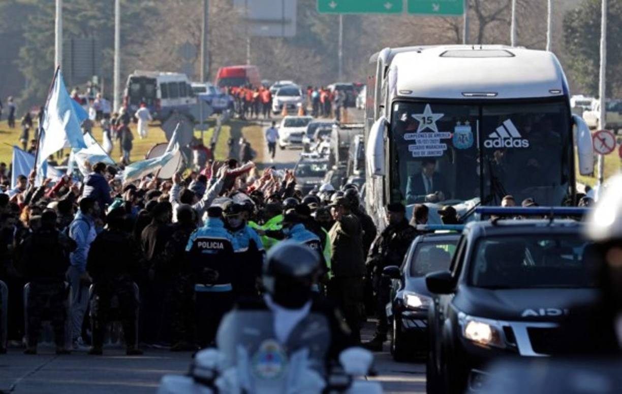 El plantel comandado por Messi aterrizó en la terminal aérea de Ezeiza alrededor de las 9H00 locales para dirigirse directamente a las instalaciones de la Asociación de Fútbol Argentino (AFA) en Ezeiza. <br/><br/>