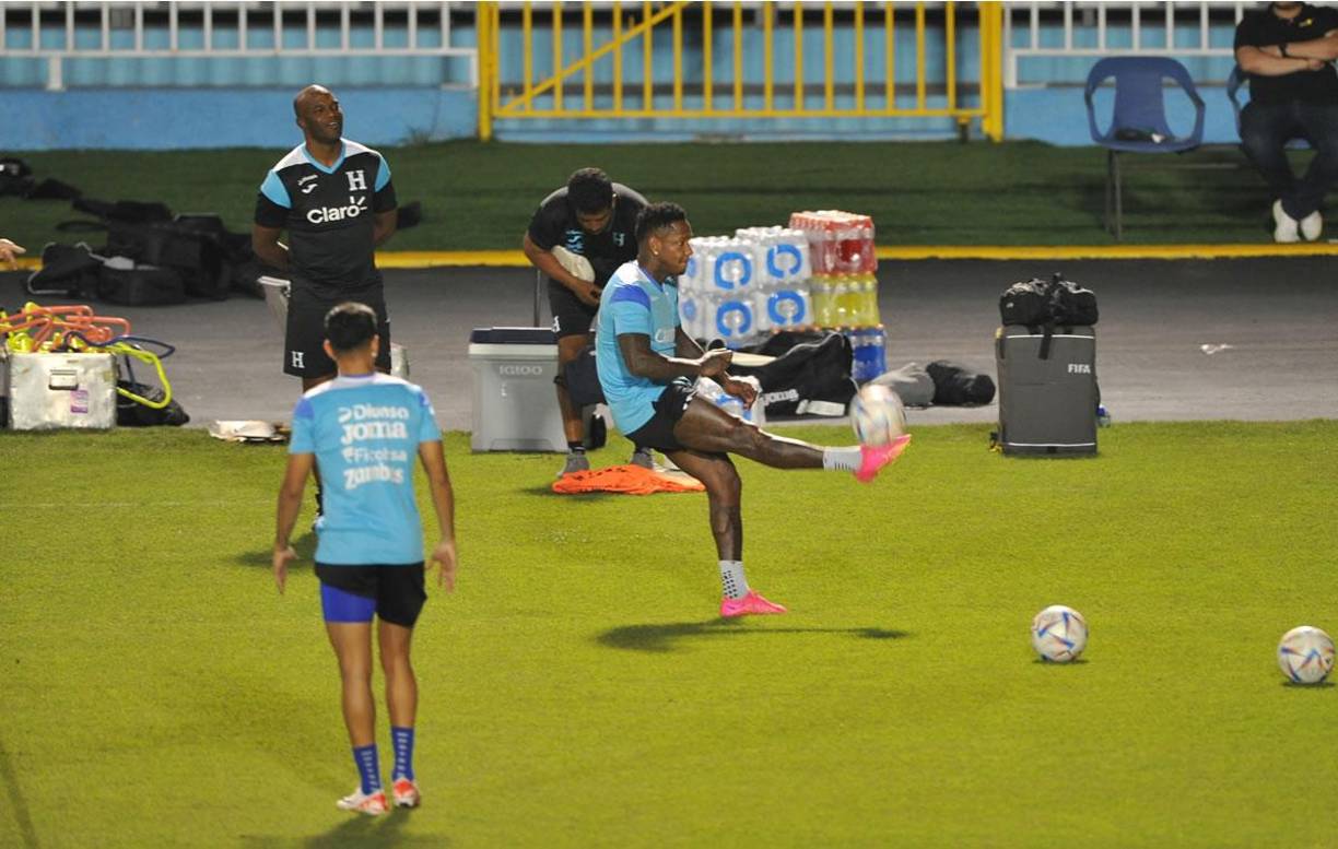 Pero una de las curiosidades es que David Suazo y ciertos jugadores se pusieron a practicar “quién baja el balón con calidad”.