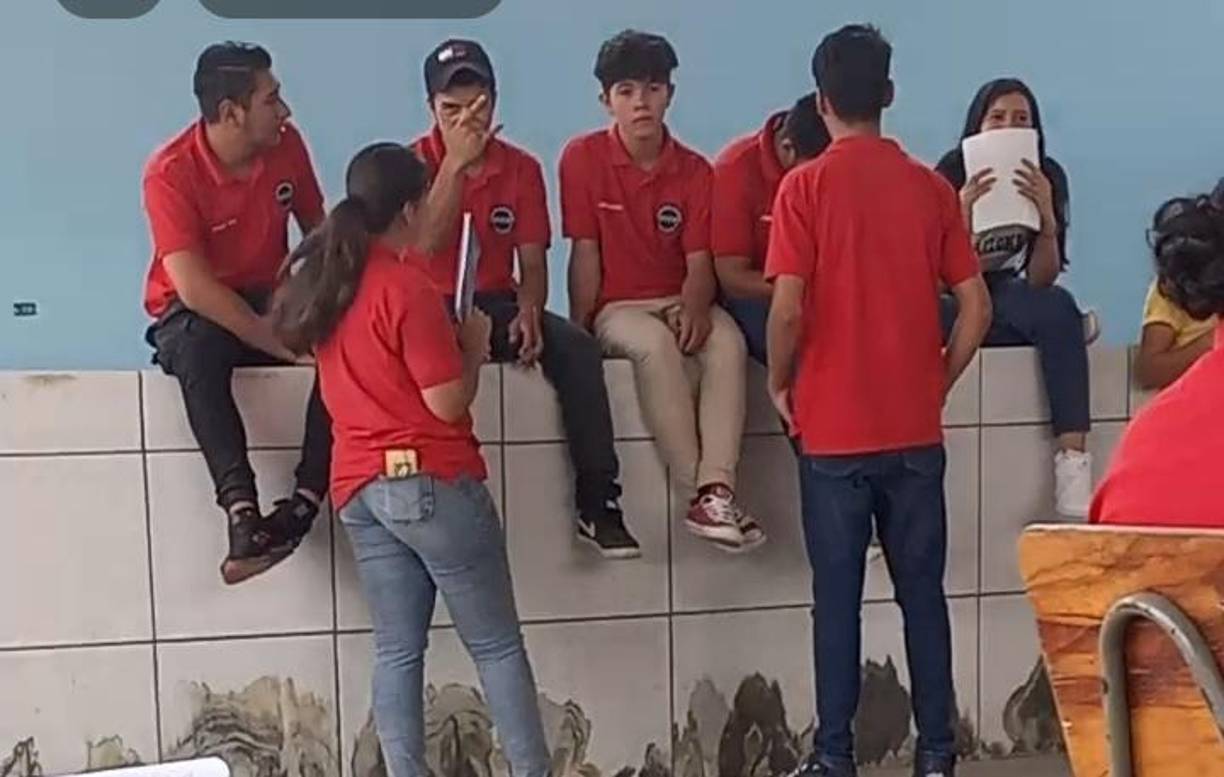 Minutos antes, había sido fotografiada con sus compañeros de clases.