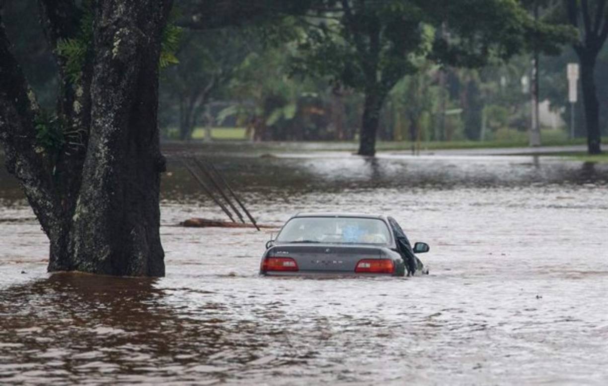 El huracán Lane es aún un potente huracán de categoría 3. Todavía tiene fuertes posibilidades de que suban las aguas, de fuertes vientos y de lluvias torrenciales.