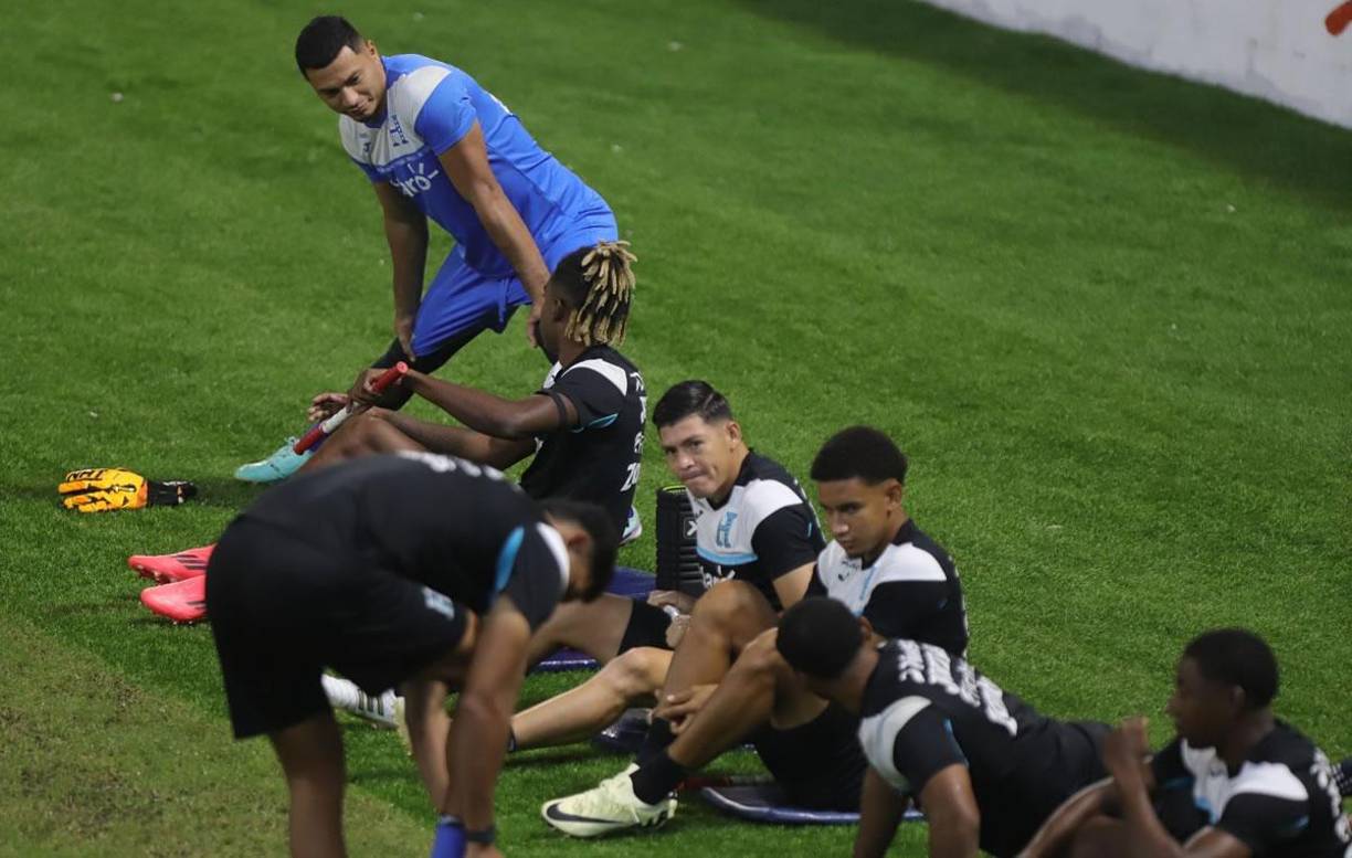 Después, los jugadores de la Selección de Honduras hicieron estiramientos a un lado de la cancha principal.