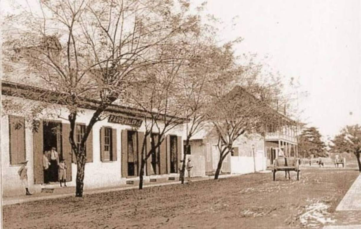 Imagen de la Calle del Comercio a principio de 1900. Hoy, la calle es la Tercera Avenida, una de las primeras en ser creadas y ayudó a definir la organización de barrios y colonias.