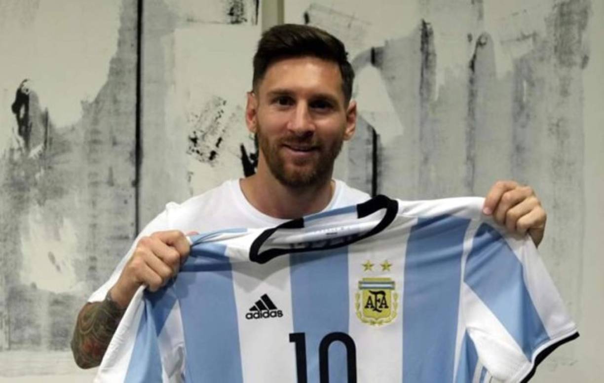 Lionel Messi, el mejor futbolista del mundo, dio marcha atrás a su anunciado retiro de la selección argentina tras perder la final ante Chile de la Copa América Centenario y volverá a ponerse la camiseta albiceleste en los partidos por Eliminatorias al Mundial Rusia-2018. Desde que la 'Pulga' hizo su anuncio la madrugada del 26 de junio, el país cayó en un psicodrama por el repentino y temprano abandono del jugador de la selección argentina, pero no hubo ningún otro partido disputado por el conjunto nacional hasta ahora. 'Me pasaron muchas cosas por la cabeza el día de la última final y pensé seriamente en dejarlo, pero amo demasiado a mi país y a esta camiseta', escribió Messi en un comunicado.