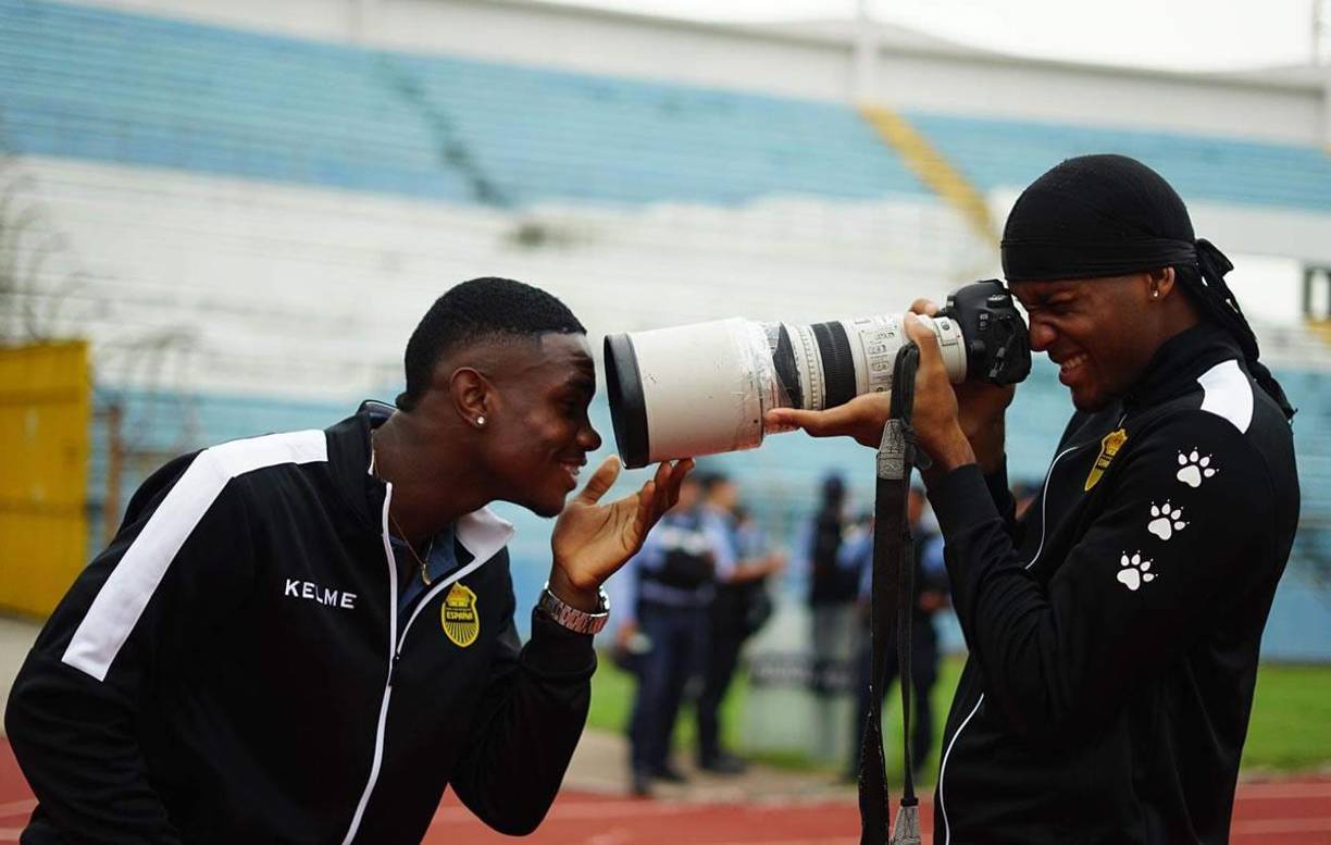 Antes del inicio del partido todo era alegría en el Real España. Así se divertían los jugadores con el lente de Diario La Prensa.