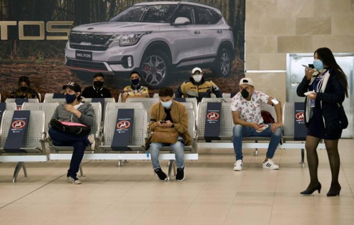 Desde que el 29 de febrero se detectó el primer caso de Covid-19 en el país, Ecuador ha perdido unos 8,000 millones de dólares por la caída de exportaciones y recaudación de impuestos debido a la paralización de actividades para promover el confinamiento, según el Ejecutivo. Este país reporta al menos unas 5 mil muertes oficiales y no oficiales por coronavirus. <br/>