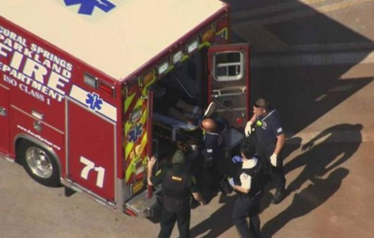 Un portavoz de la Policía del condado de Broward señaló que un equipo de operaciones especiales SWAT se encuentra en las inmediaciones del colegio bachillerato, que permanece cerrado y con los estudiantes y personal dentro, pues el sospechoso todavía no ha sido localizado.