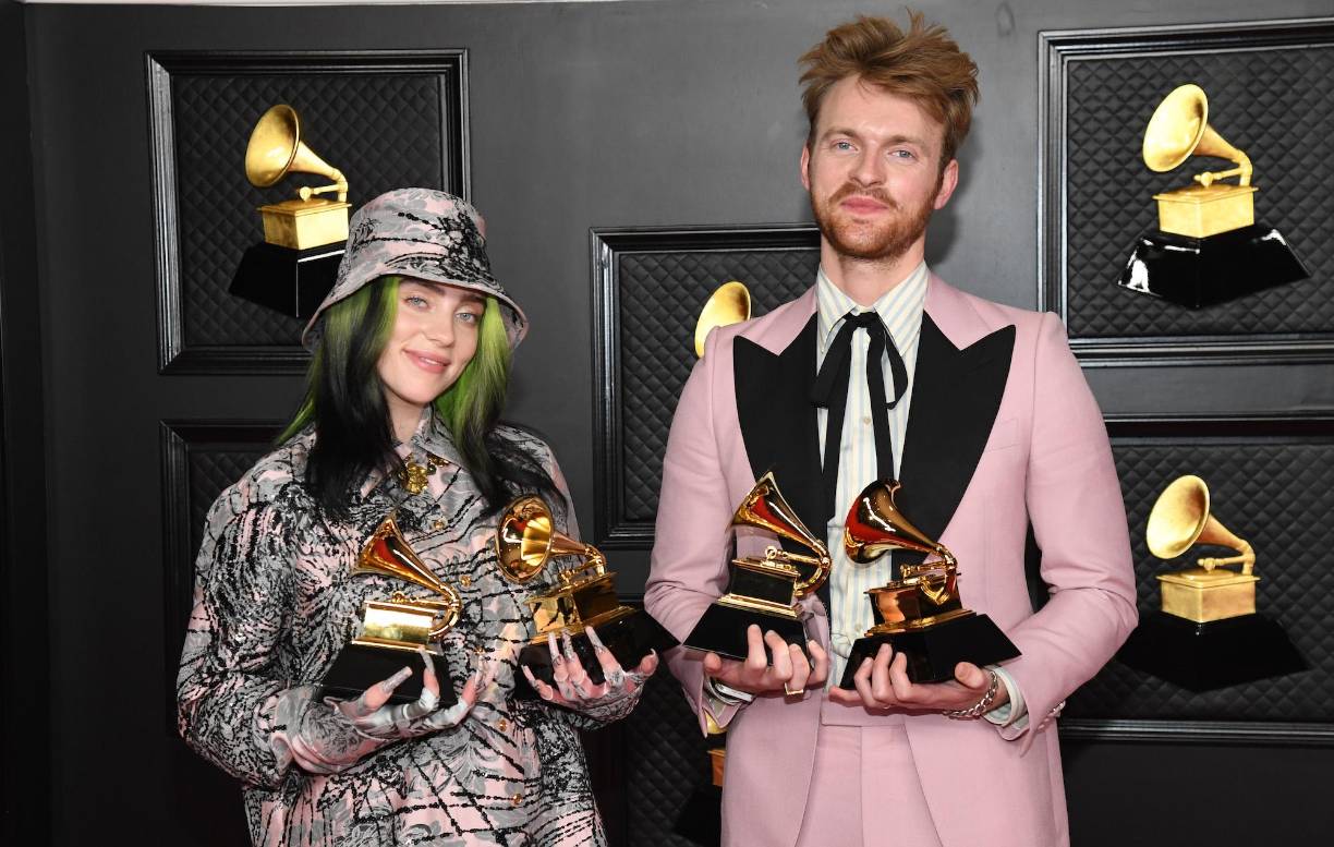 El músico Finneas, hermano y productor de Billie Eilish, publicó en su cuenta de Twitter que “cualquier persona diciendo que ‘ahora no es un buen momento para hablar del control de armas’ no le interesa que hayan asesinado a niños este día”.