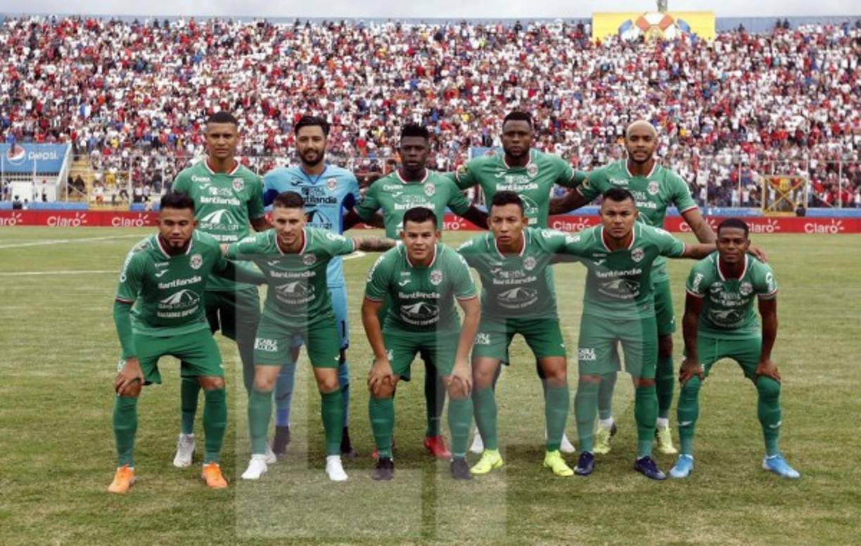 El 11 titular del Marathón posando antes del inicio del partido contra el Olimpia.