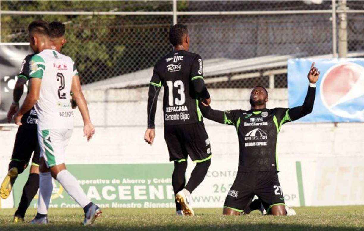 Yustin Arboleda abrió el camino de la victoria del Marathón con un gol de penal frente al Platense y así lo celebró.