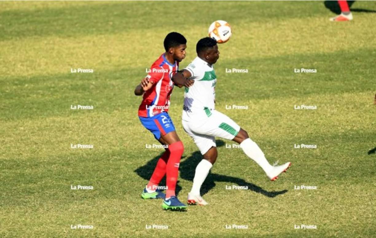 Edgard Álvarez siendo marcado por Elvin Casildo, defensa central del Olimpia.