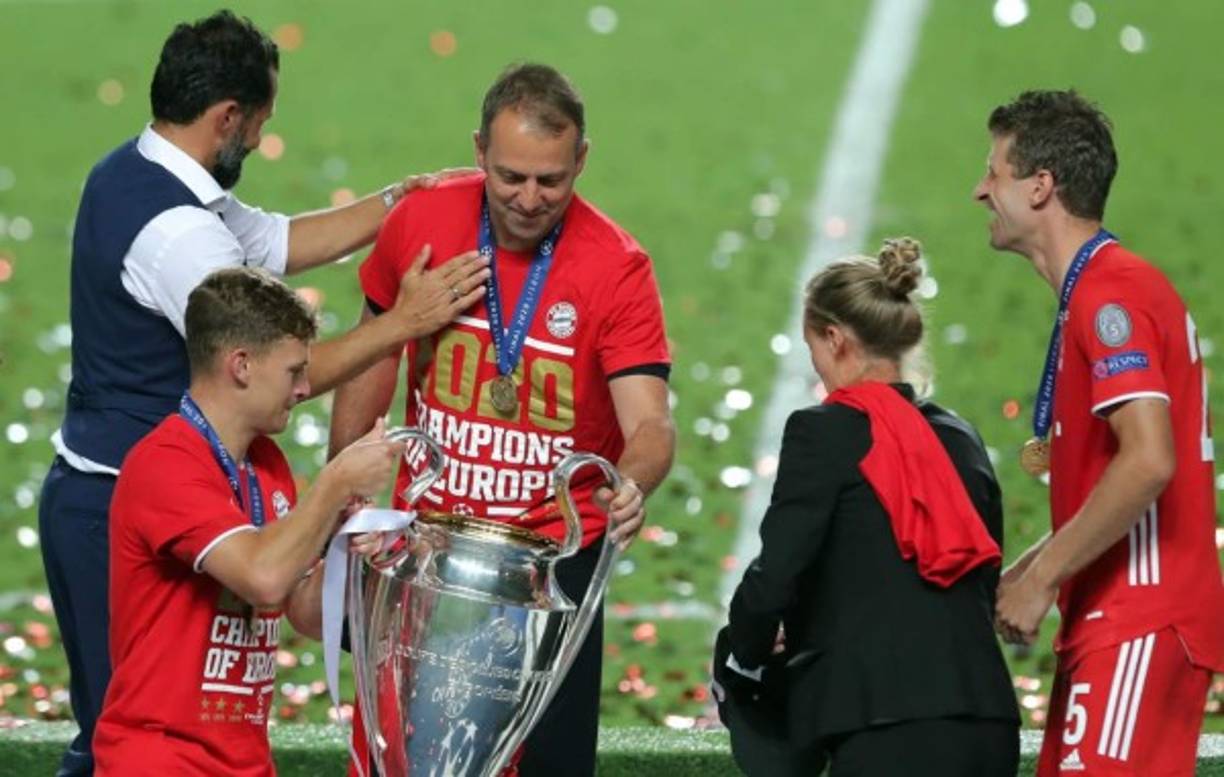 El Bayern Munich consiguió su sexto título en la UEFA Champions League al imponerse al PSG en la Final, y mucho se lo deben a una mujer. Se trata de Kathleen Krüger, quien en su rol de team manager, logró sacar lo mejor de cada uno de los futbolistas tanto dentro como fuera de la cancha, situación que culminó con el título de la Bundesliga y con la Orejona en esta temporada 2019-2020. Y ahí estaba ella, celebrando con el equipo.