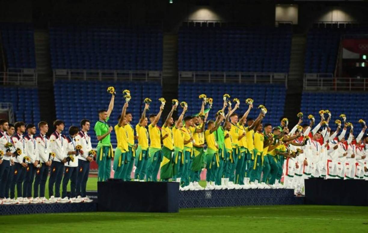 El podio del fútbol masculino de los Juegos Olímpicos de Tokio-2020: Brasil medalla de oro, España plata y México bronce.