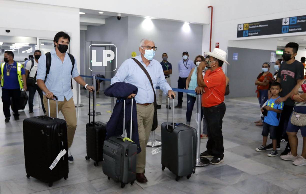 Manuel Keosseián arribó al aeropuerto Ramón Villeda Morales de San Pedro Sula al mediodía, acompañado por uno de sus asistentes técnicos.