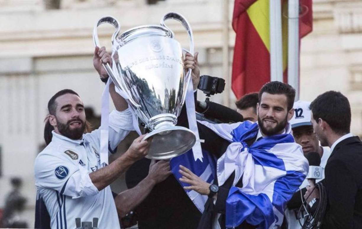 GRA363. MADRID, 04/06/2017.- Los jugadores del Real Madrid, Dani Carvajal (i) y Nacho, durante la visita del equipo blanco a la madrileña plaza de Cibeles para celebrar con los aficionados madridistas el titulo de Liga de Campeones. EFE/Santi Donaire.