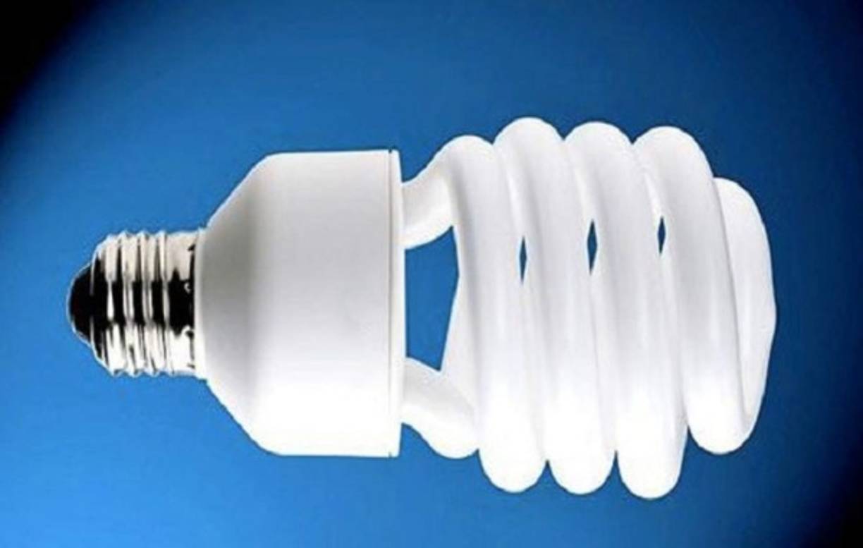 BOMBILLOS AHORRADORES<br/>Antes de su aparición teníamos que alumbrarnos con focos incandescentes, que además de producir mucho calor, consumían mucha electricidad (y dinero). <br/>Su duración rara vez pasaba de unos cientos de horas, mientras que un bombillo ahorrador es más eficiente, puede durar miles de horas y, cómo no, ahorrarnos mucho dinero en la factura eléctrica.