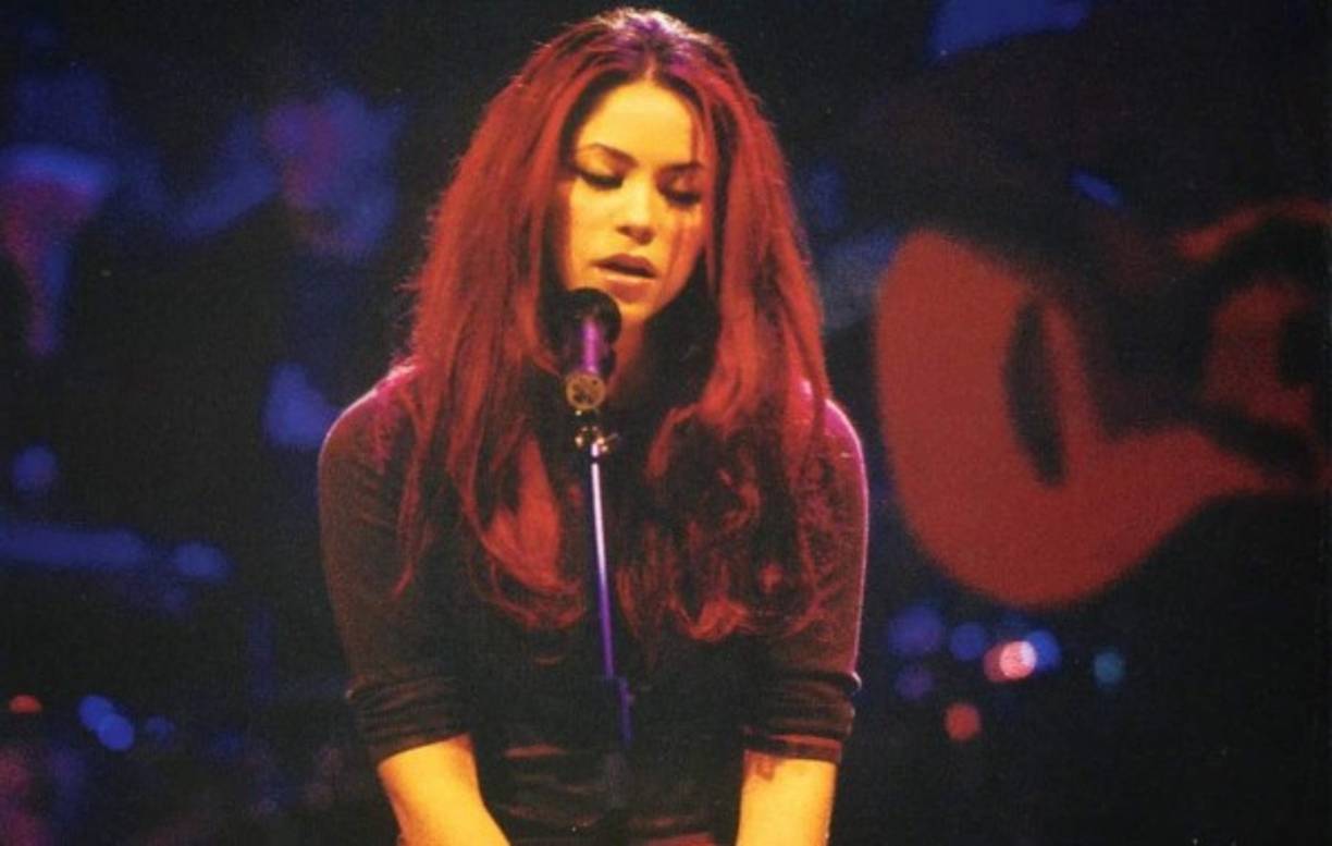 <br/><br/>El disco Shakira present: MTV Unplugged es el primer álbum en vivo de la cantante colombiana Shakira. <br/><br/>Fue grabado en agosto de 1999 en la ciudad de Nueva York para la cadena MTV Latinoamérica y fue lanzado al mercado como un disco compacto en febrero de 2000. <br/><br/>El álbum es considerado como una de las mejores presentaciones en vivo de la artista, y como un camino previo al ingreso musical y comercial en Estados Unidos. <br/><br/>Por este álbum, Shakira ganó un Premio Grammy estadounidense por «mejor álbum de pop latino» y dos Premios Grammy Latinos.<br/><br/>Ahora Shakira cuenta con cuatro discos lanzados en el formato en vivo.<br/>