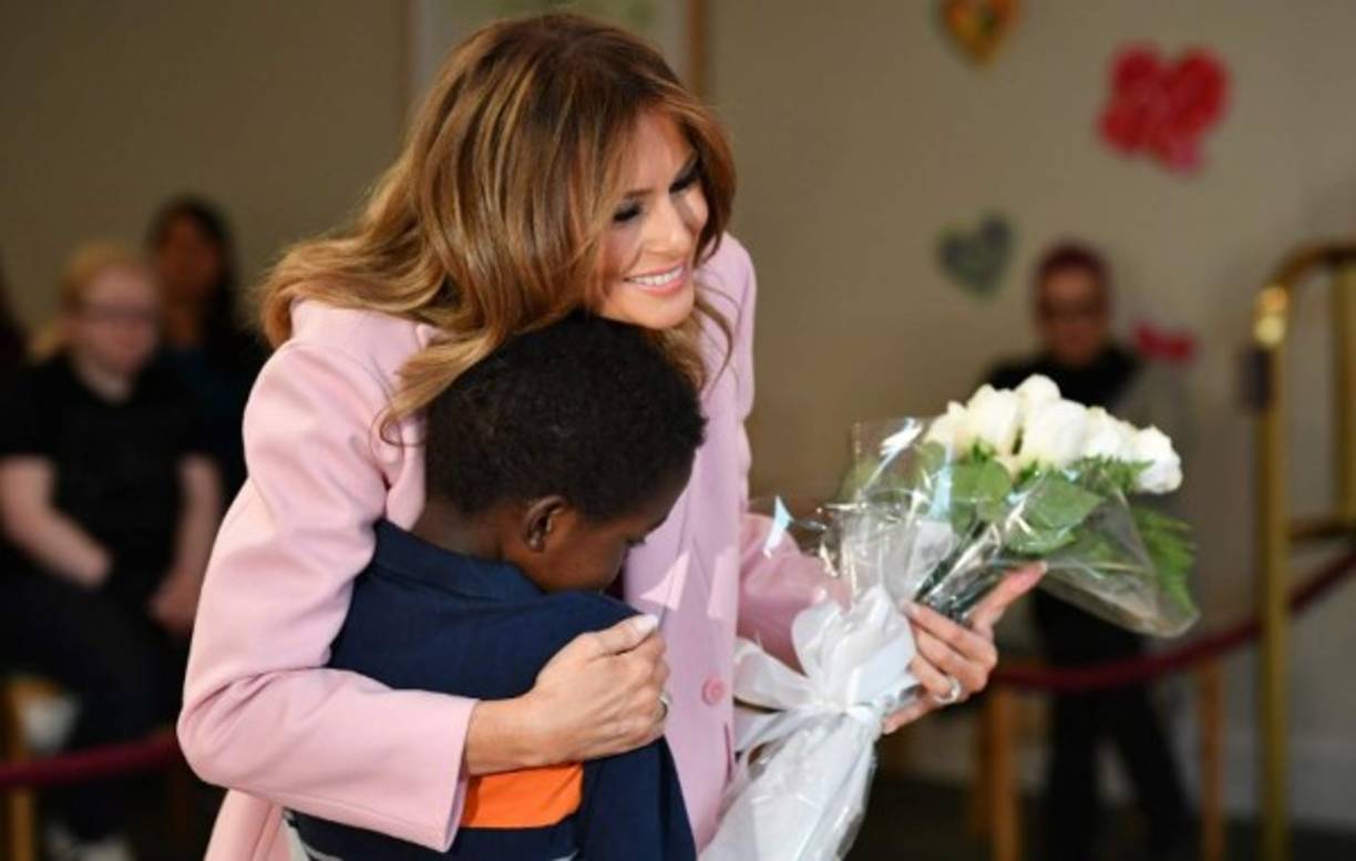Melania se mostró tierna con Amani de 13 años, quien acaba de completar su tratamiento.