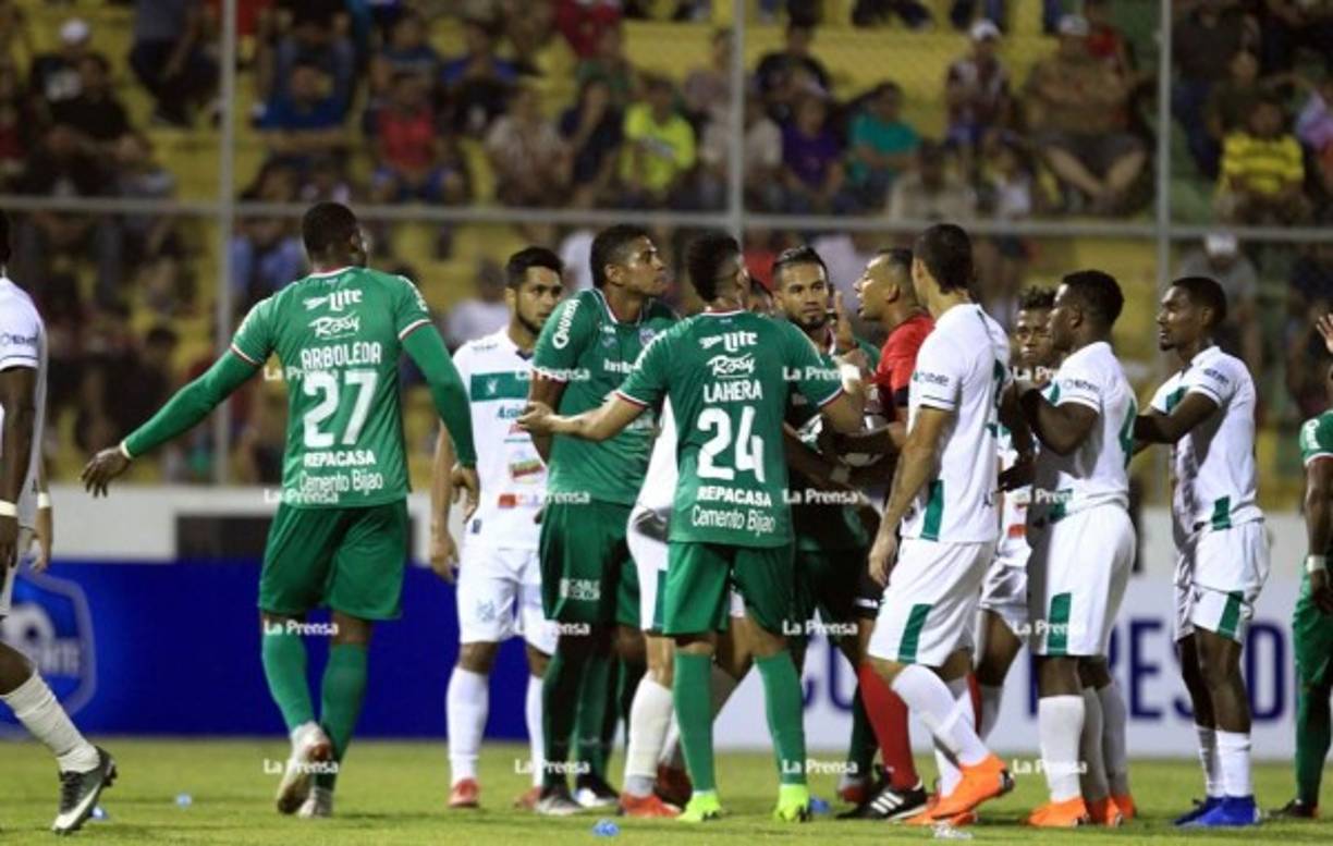 Jugadores de Marathón y Platense protagonizaron un zafarrancho en el segundo tiempo del partido.