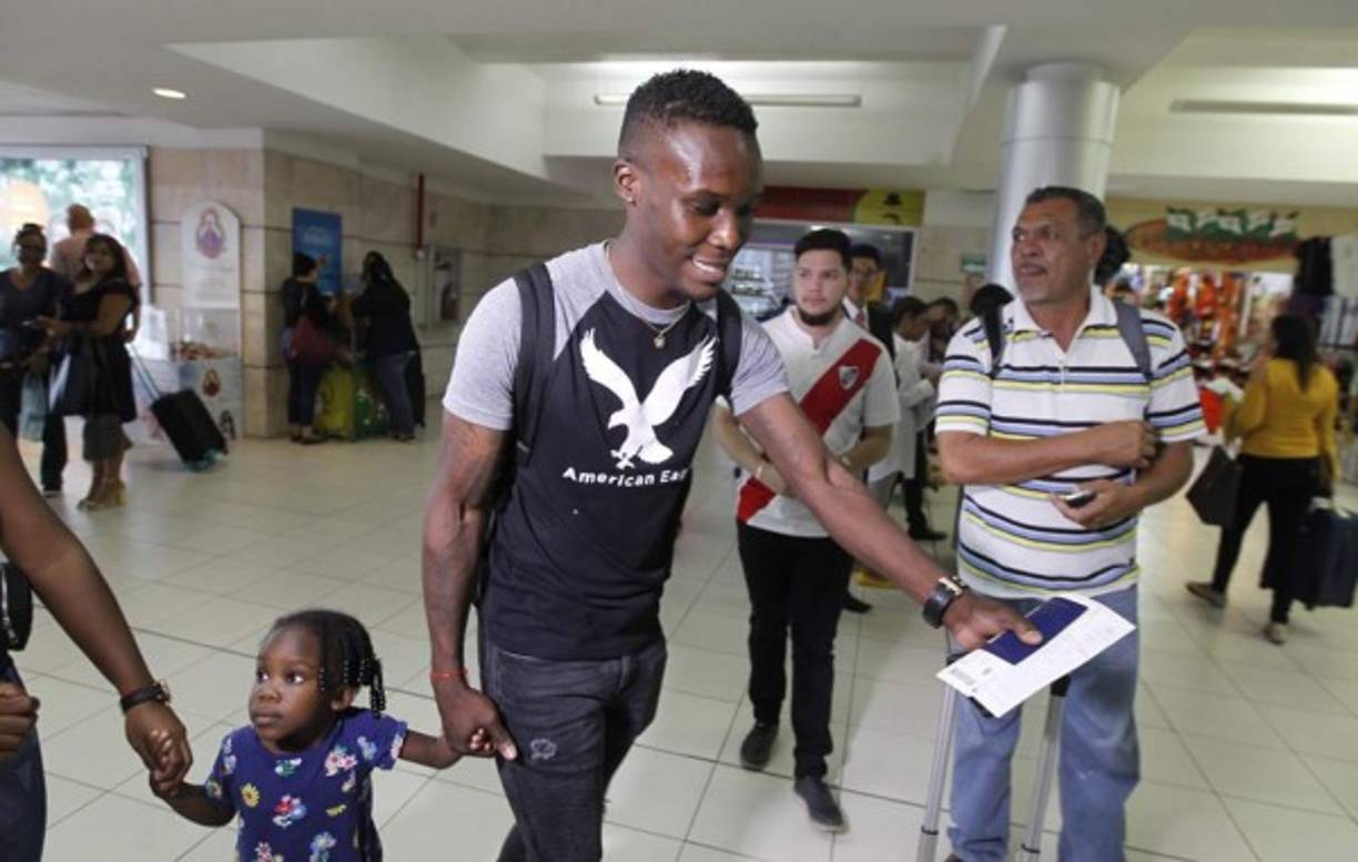 Rubilio Castillo: El delantero hondureño se marchó rumbo a Portugal para integrarse a las filas del club Tondela de la primera división del balompié portugués. 'Trataremos de abrir puertas para otros extranjeros', dijo.<br/>