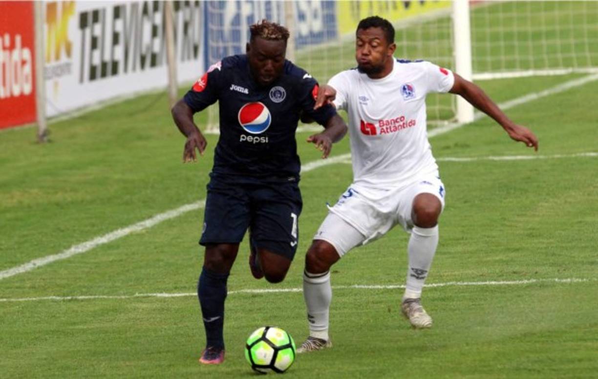 Wilmer Crisanto es marcado por Ever Alvarado en un lance del partido.