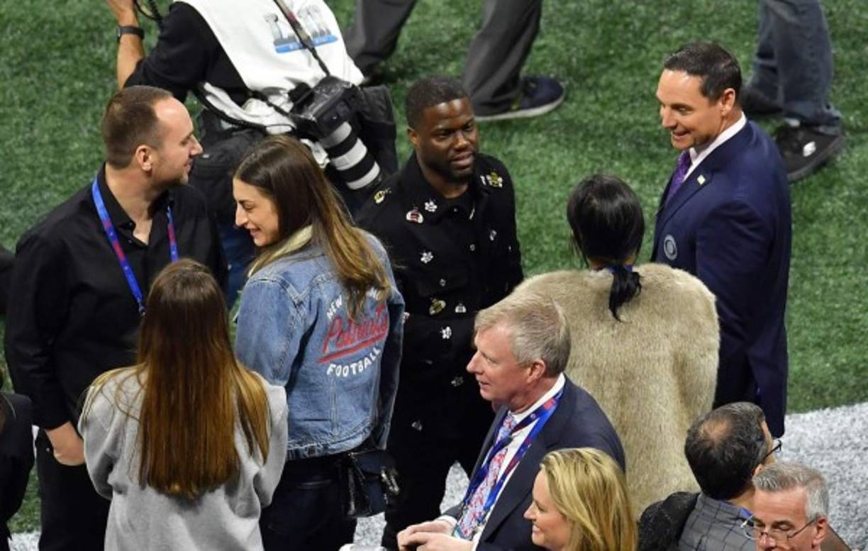 El actor y comediante estadounidense Kevin Hart sobre el césped del Mercedes-Benz Stadium.