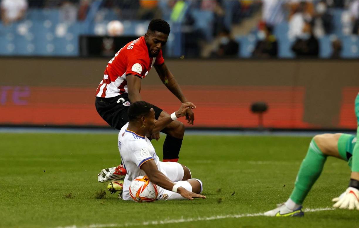 ¡Polémica de la final! Los jugadores del Athletic Club Bilbao reclamaron un penal por esta acción, en la que el balón dio en la mano de apoyo de Alaba.