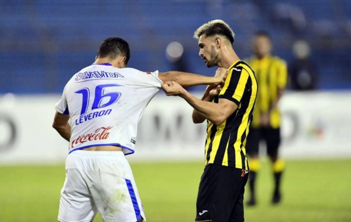 Johnny Leverón y el uruguayo Delis Vargas protagonizaron una pequeña pelea.