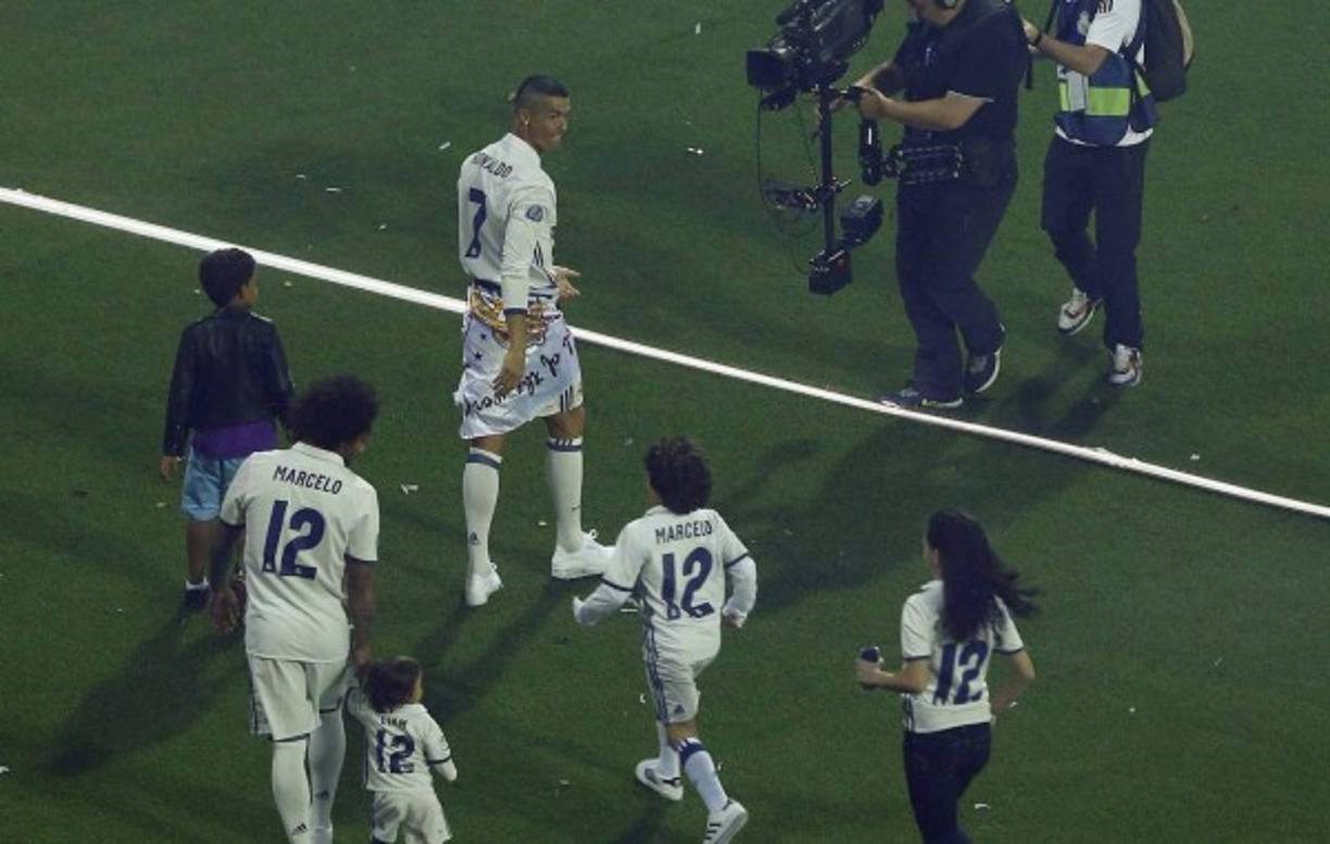 GRA429. MADRID, 04/06/2017.- Los jugadores del Real Madrid, el brasileño Marcelo (i) y el portugués Cristiano Ronaldo, durante la celebración que el equipo blanco ha organizado esta noche en el estadio Santiago Bernabéu tras conseguir la Liga de Campeones, al derrotar a la Juventus en la final disputada ayer sábado en el estadio Millennium de Cardiff. EFE/Paco Campos.