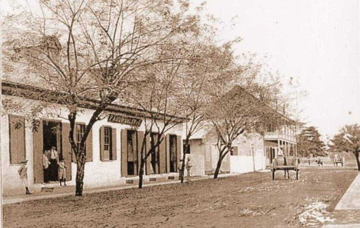 Imagen de la Calle del Comercio a principio de 1900. Hoy, la calle es la Tercera Avenida, una de las primeras en ser creadas y ayudó a definir la organización de barrios y colonias.