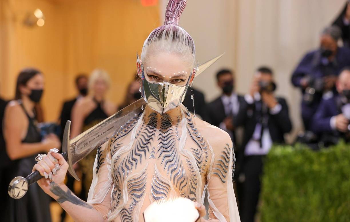 “A-12 = precursor del SR-17 (nuestro avión favorito). Sin armas, sin defensas, solo velocidad. Excelente en batalla, pero no violento”, agregó. Indicó que “A” en el nombre también representa “Arcángel”, el nombre de su canción favorita.