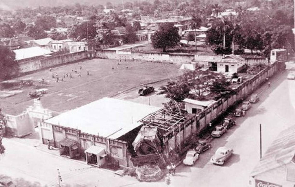 El predio norte de la Tercera Avenida con Primera Calle en donde fue construida la sede central de Banco Atlántida era ocupada por un cuartel militar y una cancha de fútbol.